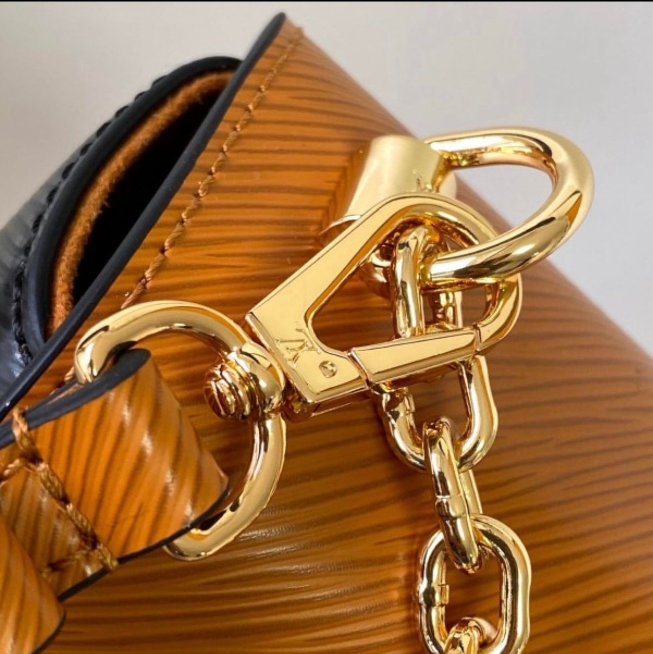 LV Twist MM Handbag